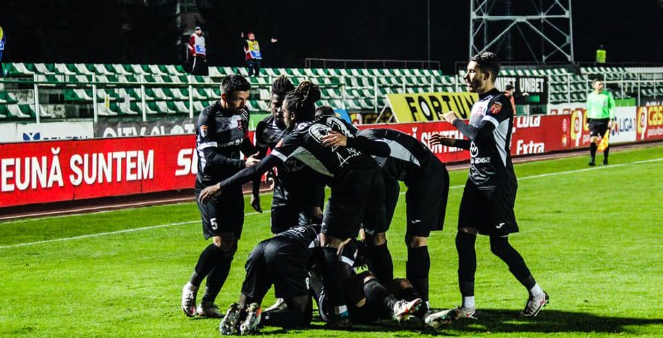 Hermannstadt 3-2 FC Voluntari | Prima victorie dupa 7 meciuri pentru Sibiu! NEBUNIE in final: toti jucatorii au SARIT pe Albes dupa golul din minutul 89 _7