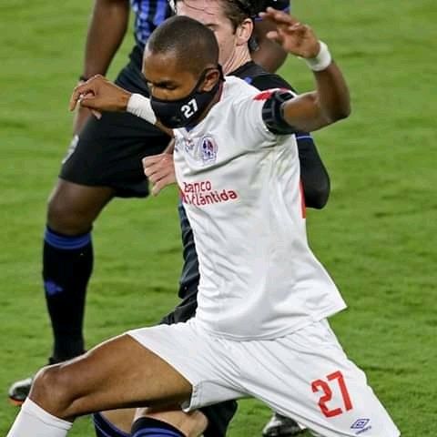 Imaginile MOMENTULUI! El este singurul fotbalist din lume care poarta masca de protectie in timpul meciurilor! Ce a declarat jucatorul_1