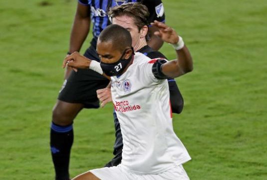 Imaginile MOMENTULUI! El este singurul fotbalist din lume care poarta masca de protectie in timpul meciurilor! Ce a declarat jucatorul_2