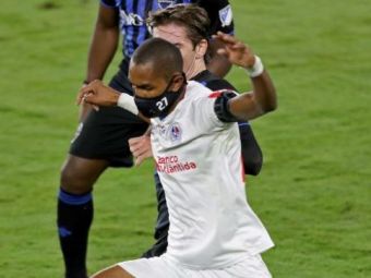 
	Imaginile MOMENTULUI! El este singurul fotbalist din lume care poarta masca de protectie in timpul meciurilor! Ce a declarat jucatorul
