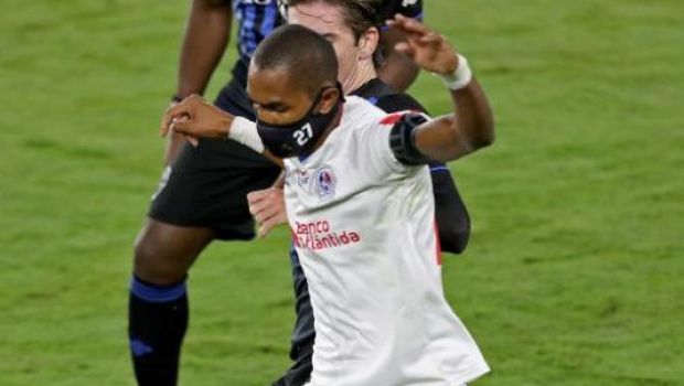 
	Imaginile MOMENTULUI! El este singurul fotbalist din lume care poarta masca de protectie in timpul meciurilor! Ce a declarat jucatorul
