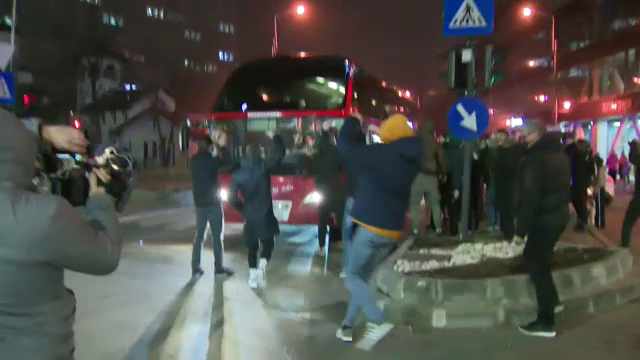 Ultrasii lui Dinamo, SHOW INCENDIAR cand au vazut autocarul echipei! Ce au facut in mijlocul soselei_12