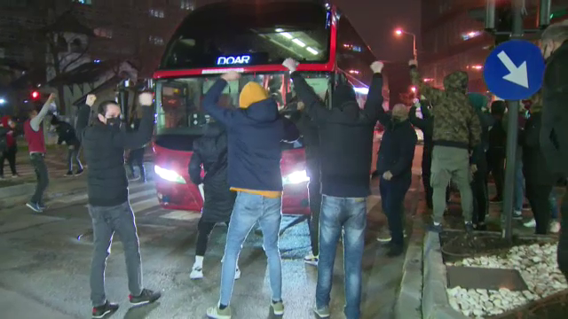 Ultrasii lui Dinamo, SHOW INCENDIAR cand au vazut autocarul echipei! Ce au facut in mijlocul soselei_14