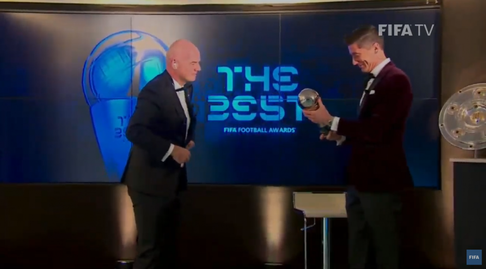 Lewandowski e CEL MAI MARE JUCATOR al lumii in 2020! I-a batut pe Messi si Ronaldo! A CAZUT coroana ZEILOR din fotbal! VIDEO_11