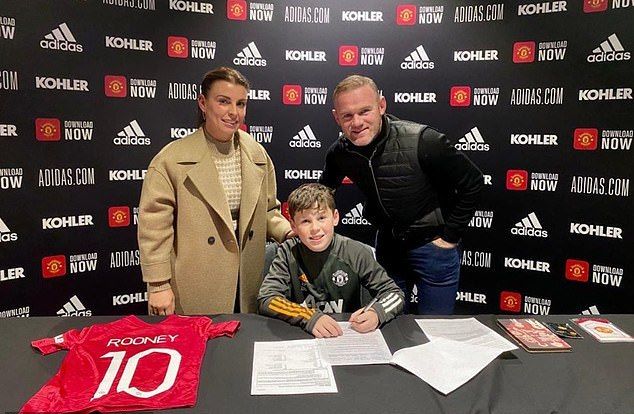 Fiul al lui Wayne Rooney a semnat cu Manchester United! Pustiul are doar 11 ani_1