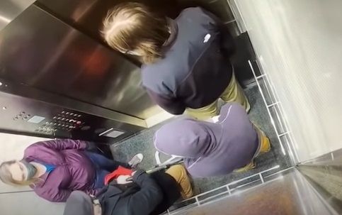 
	VIDEO Si-a dat jos MASCA de protectie si a TUSIT ostentativ in lift. E incredibil cine a ripostat si PEDEAPSA crunta primita de barbatul obraznic
