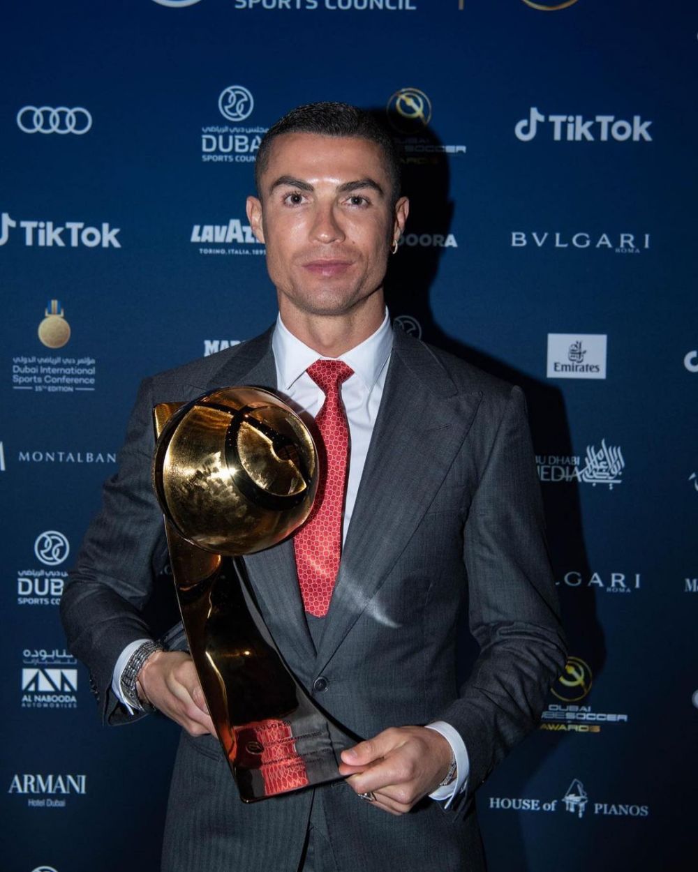 Ceasul lui Cristiano Ronaldo despre care vorbeste toata planeta! Bijuteria de 1.5 milioane de euro cu care a mers la gala Globe Soccer Awards_3