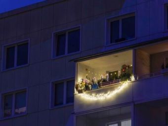 
	VIDEO Cea mai mare NEBUNIE din noaptea de Revelion. Trei barbati s-au chinuit sa-l arunce de la balcon. S-a facut PRAF!

