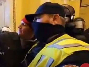 
	VIDEO Secunda care a SCANDALIZAT lumea! Ce-a putut sa faca un politist in timpul asaltului de la Capitoliu
