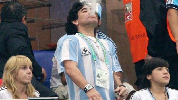 
	Argentina e in stare de soc, iar Diego Maradona e ACUZAT pentru asta! Reactia de FURIE a familiei: &quot;Nu aruncati vina pe tata!&quot;
