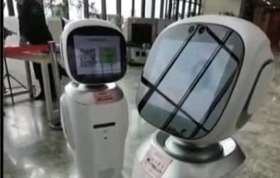 
	VIDEO Uluitor: doi ROBOTI au inceput sa se CERTE intre ei. Mai aveau putin si se luau la BATAIE!
