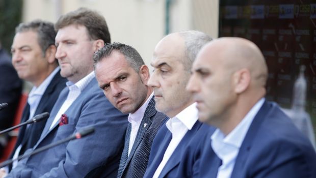 
	Dinamovistii acuza actiunile falimentare ale lui Cortacero: &quot;Patronul spaniol e teapa secolului! Am ajuns sa il regretam pe Negoita!&quot;
