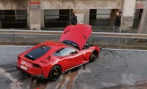 
	Si-a lasat Ferrari-ul la SPALATORIE si l-a luat inapoi in BUCATI. Cum s-a intamplat DEZASTRUL si cine e vedeta PAGUBITA
