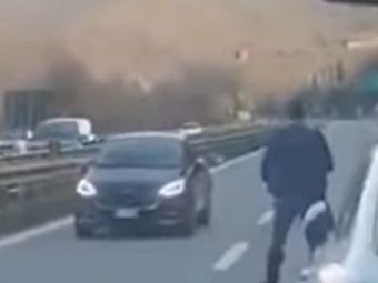 
	VIDEO Mergea pe CONTRASENS pe autostrada si apoi a dat cu SPATELE! Cum a fost imobilizat NEBUNUL. S-au tras si FOCURI de arma

