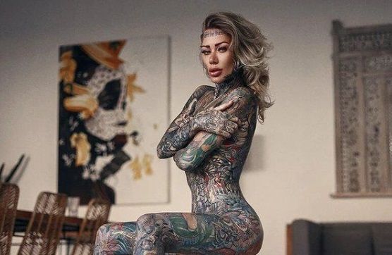 Ce nebunie! Cea mai tatuata femeie din lume a depasit orice limita. Care e zona corpului de care nu vrea sa se atinga_1