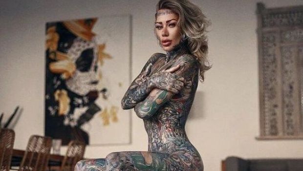 
	Ce nebunie! Cea mai tatuata femeie din lume a depasit orice limita. Care e zona corpului de care nu vrea sa se atinga
