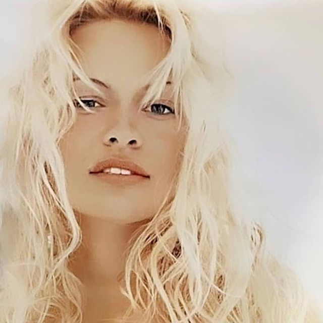 Asta da surpriza pentru al cincilea sot! Secretul ascuns de Pamela Anderson sub rochia de mireasa_13