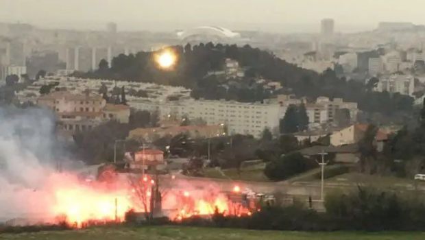 
	Imagini SOCANTE in Franta! Fanii au dat foc la baza de antrenament a lui Marseille si incearca sa intre peste presedintele clubului
