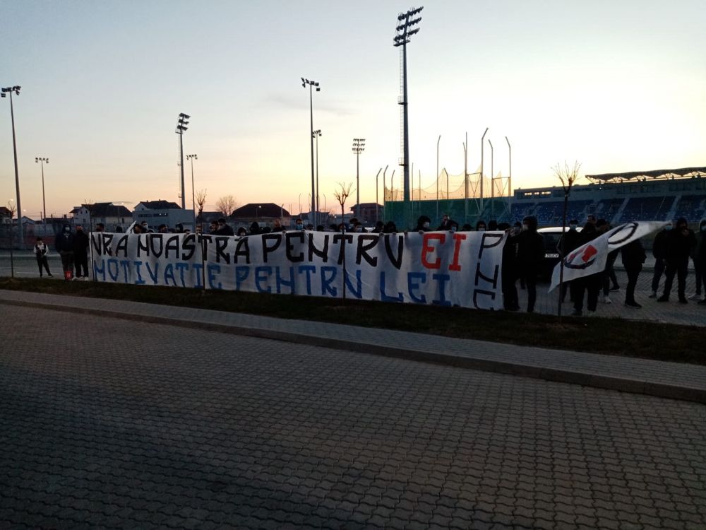 "Ura noastra pentru ei, motivatie pentru lei!" Arde Craiova inaintea derby-ului cu Dinamo! Atmosfera incendiara creata de fani_3