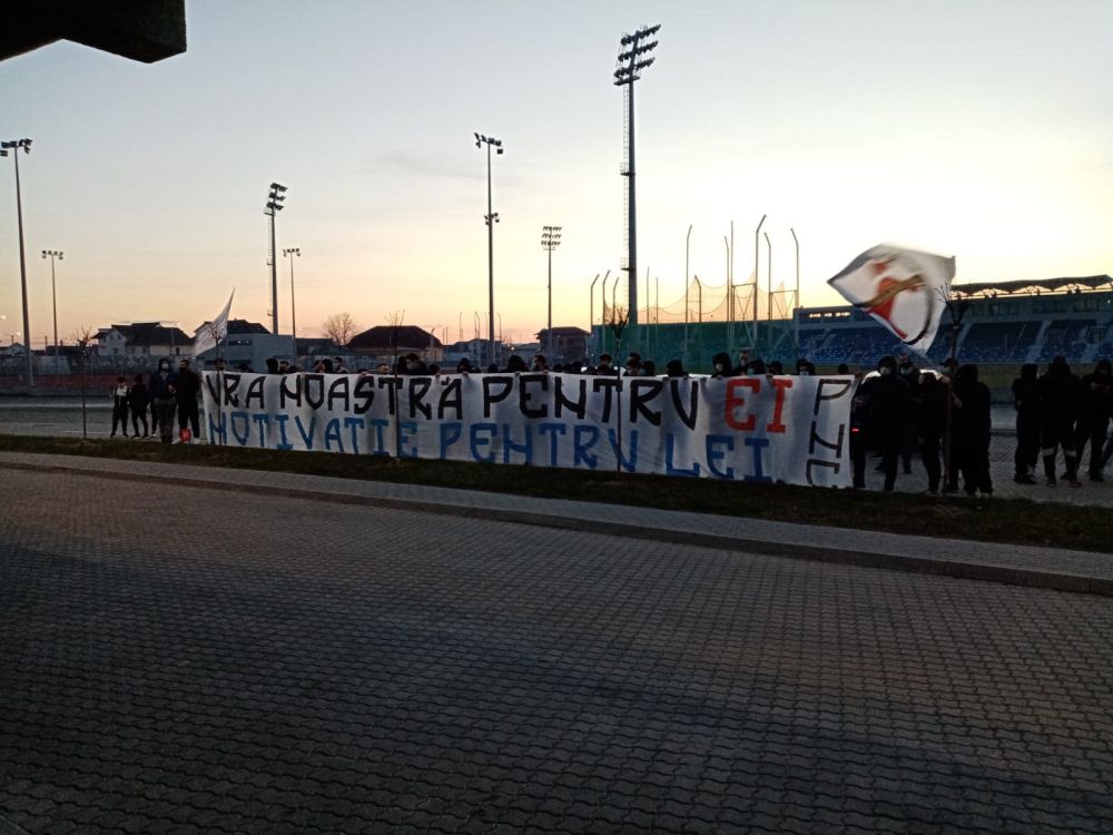 "Ura noastra pentru ei, motivatie pentru lei!" Arde Craiova inaintea derby-ului cu Dinamo! Atmosfera incendiara creata de fani_4