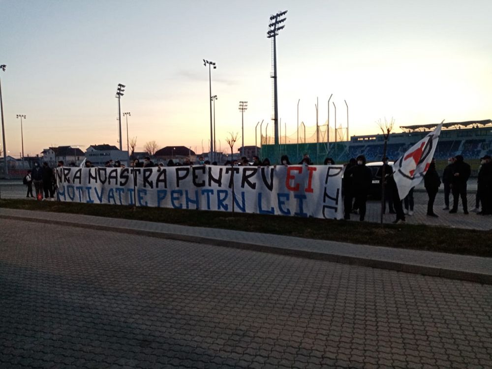 "Ura noastra pentru ei, motivatie pentru lei!" Arde Craiova inaintea derby-ului cu Dinamo! Atmosfera incendiara creata de fani_5