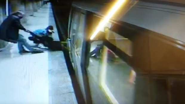 
	Atentie, imagini DURE! O tanara a fost salvata in ultima clipa de la moarte la metroul din Bucuresti! Doi calatori au TRAS-O de pe sine
