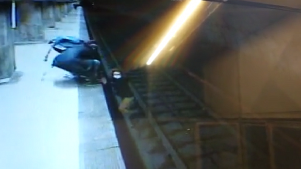 
	S-a aflat cine e eroul de la metroul din Bucuresti! A tras-o de pe sine pe fata care s-a aruncat in fata trenului la Dristor! E incredibil cine e barbatul
