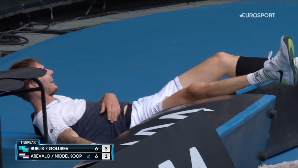 A daramat tot ce i-a stat in cale! :) Scena memorabila la Australian Open intr-un meci de dublu masculin: ce a putut sa faca un jucator incercand sa returneze o minge_1