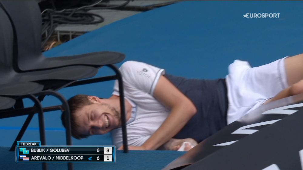 A daramat tot ce i-a stat in cale! :) Scena memorabila la Australian Open intr-un meci de dublu masculin: ce a putut sa faca un jucator incercand sa returneze o minge_2