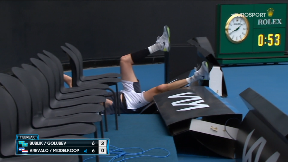 A daramat tot ce i-a stat in cale! :) Scena memorabila la Australian Open intr-un meci de dublu masculin: ce a putut sa faca un jucator incercand sa returneze o minge_3