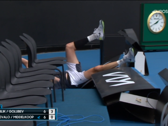 A daramat tot ce i-a stat in cale! :) Scena memorabila la Australian Open intr-un meci de dublu masculin: ce a putut sa faca un jucator incercand sa returneze o minge