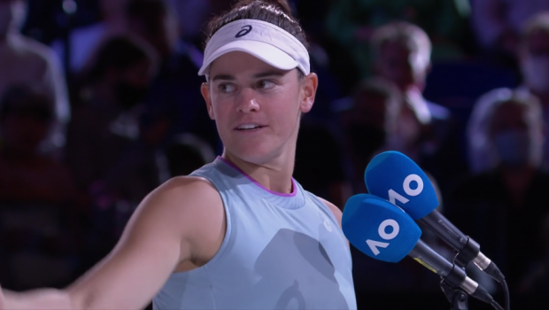 
	&quot;Mama, stiu ca esti in fata televizorului si plangi acum!&quot; | Reactie emotionanta a invinsei din finala Australian Open, Jennifer Brady in cadrul ceremoniei de premiere
