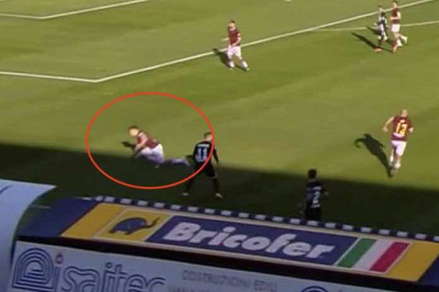 Momente de GROAZA in Italia! Un fotbalist s-a PRABUSIT pe teren in timpul meciului! Ambulanta a intervenit de urgenta_2