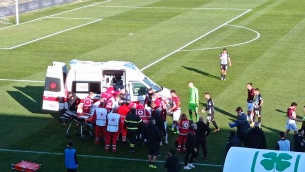 
	Momente de GROAZA in Italia! Un fotbalist s-a PRABUSIT pe teren in timpul meciului! Ambulanta a intervenit de urgenta
