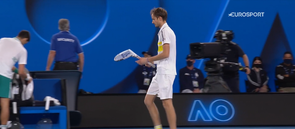 "Medvedev conduce... la numarul rachetelor sparte!" :) Rusul, cu nervii intinsi la maximum in finala cu Novak Djokovic_4