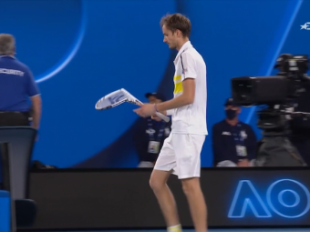 
	&quot;Medvedev conduce... la numarul rachetelor sparte!&quot; :) Rusul, cu nervii intinsi la maximum in finala cu Novak Djokovic
