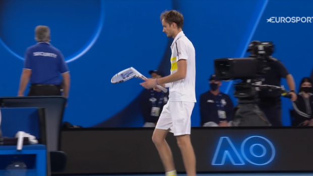 
	&quot;Medvedev conduce... la numarul rachetelor sparte!&quot; :) Rusul, cu nervii intinsi la maximum in finala cu Novak Djokovic
