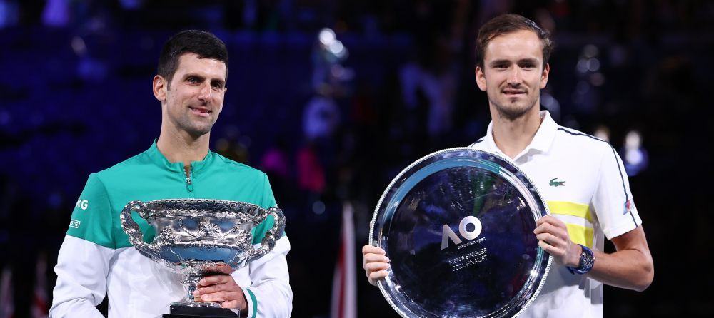 "Nu m-ai mai sunat in ultimii ani!" :) | Schimb de replici geniale intre Novak Djokovic si Daniil Medvedev la ceremonia de premiere de la Australian Open _1
