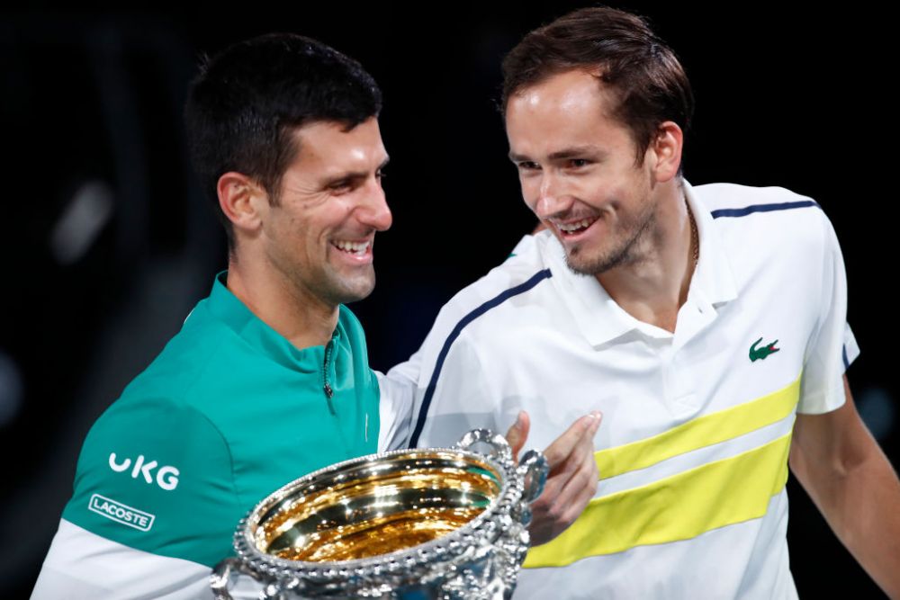 "Nu m-ai mai sunat in ultimii ani!" :) | Schimb de replici geniale intre Novak Djokovic si Daniil Medvedev la ceremonia de premiere de la Australian Open _2