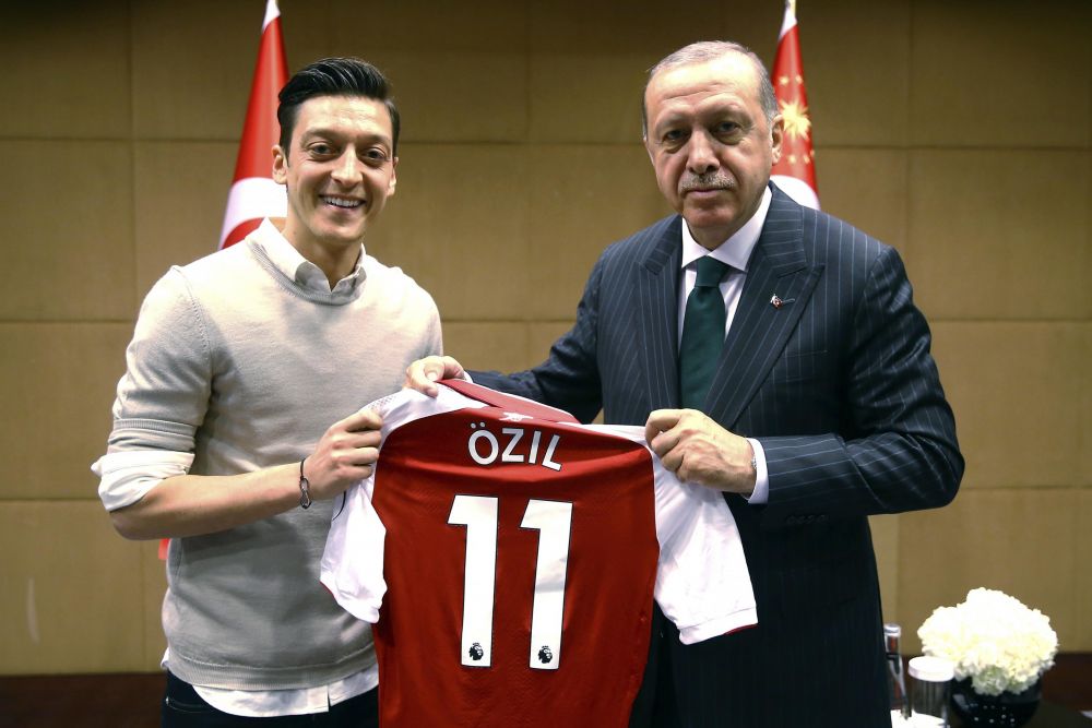 Mesut Ozil e in mijlocul unui scandal! Ce a facut fotbalistul si de ce e acuzat de tradare de catre nemti_4