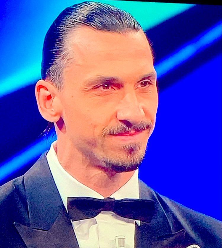 Aparitie FABULOASA a lui Zlatan la Sanremo! "Zlatan, sunt 26 de artisti!" "Nu, sunt 22. Pe restul trimiteti-i la Liverpool, ca ei cauta 4 fundasi!" :))_1