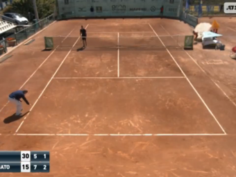 
	VIDEO: La un pas de tragedie pe terenul de tenis | Scaunul arbitrului a fost luat pe sus de vant: un copil de mingi a evitat la limita prabusirea acestuia
