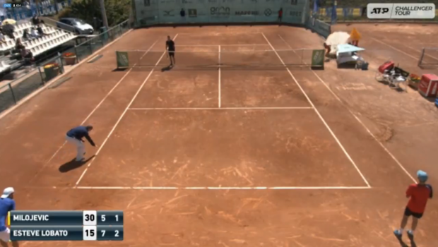 
	VIDEO: La un pas de tragedie pe terenul de tenis | Scaunul arbitrului a fost luat pe sus de vant: un copil de mingi a evitat la limita prabusirea acestuia
