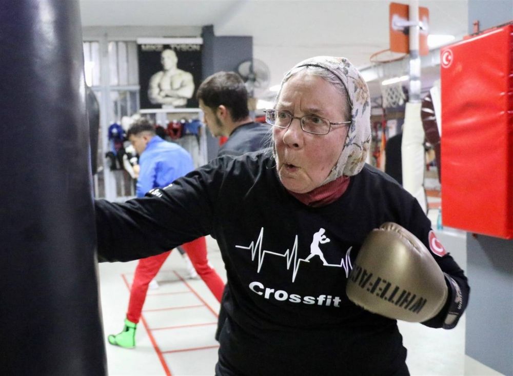 Are 75 de ani, dar merge de trei ori pe saptamana la sala de box! Povestea bunicutei din Turcia care a uimit lumea_1