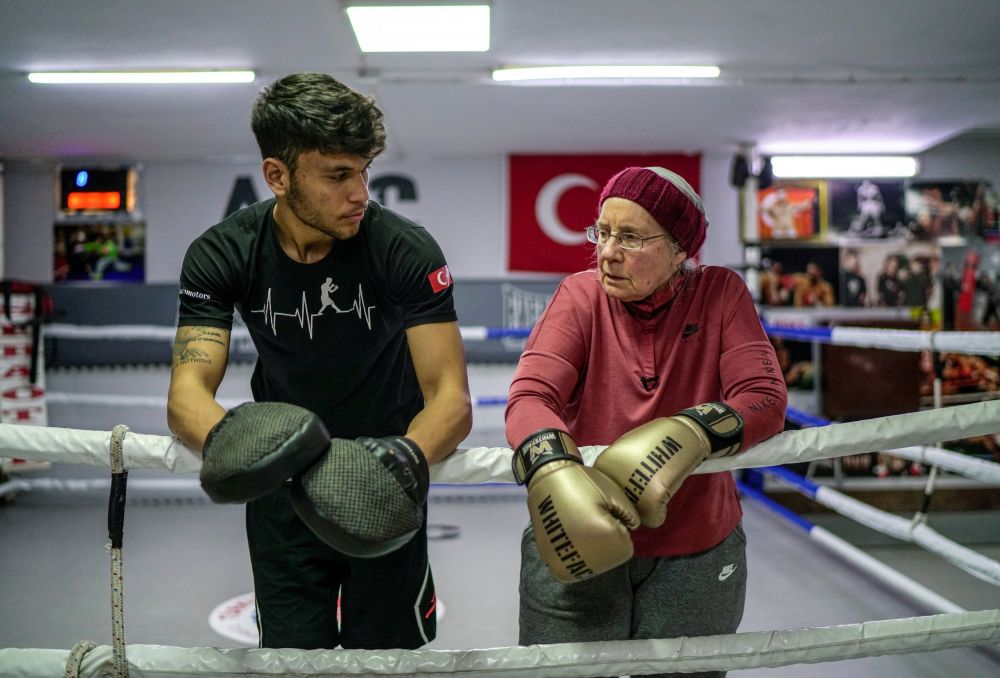 Are 75 de ani, dar merge de trei ori pe saptamana la sala de box! Povestea bunicutei din Turcia care a uimit lumea_4