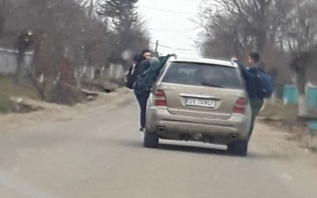 Imagini incredibile din Romania! Patru copii, transportati de la scoala pe barele exterioare ale unei masini! O tanara de 20 de ani era la volan_1