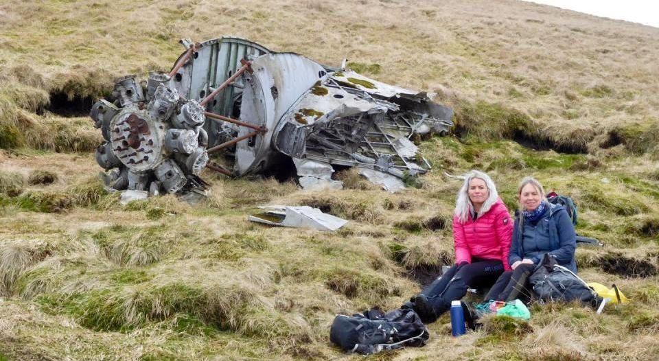Descoperire INCREDIBILA facuta de doua femei in timpul unei plimbari! Au gasit epava unui avion prabusit in urma cu aproape 80 de ani_9