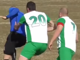 
	VIDEO | Scene SOCANTE in Bulgaria! Un arbitru a fost FUGARIT de jucatori dupa ce a dat un cartonas galben! A fost nevoit sa paraseasca stadionul pentru a scapa de furia fotbalistilor

