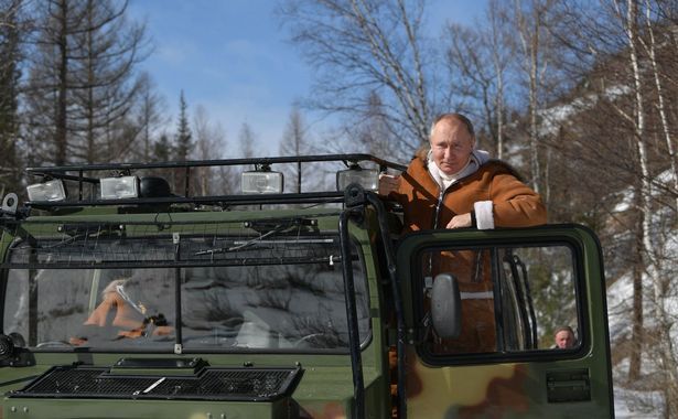 Sunt imaginile care fac inconjurul lumii! Putin, filmat in timp ce conducea un TANC! Ce a putut sa faca presedintele Rusiei_3