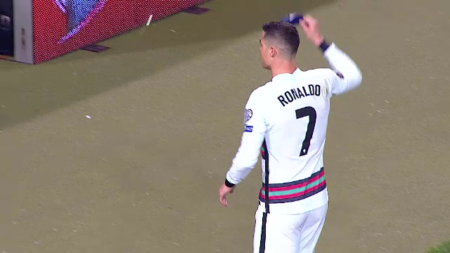 Ronaldo s-a INFURIAT si a PLECAT de pe teren inainte de finalul meciului! A trantit banderola dupa ce a fost FURAT! Imaginile care fac inconjurul lumii_12